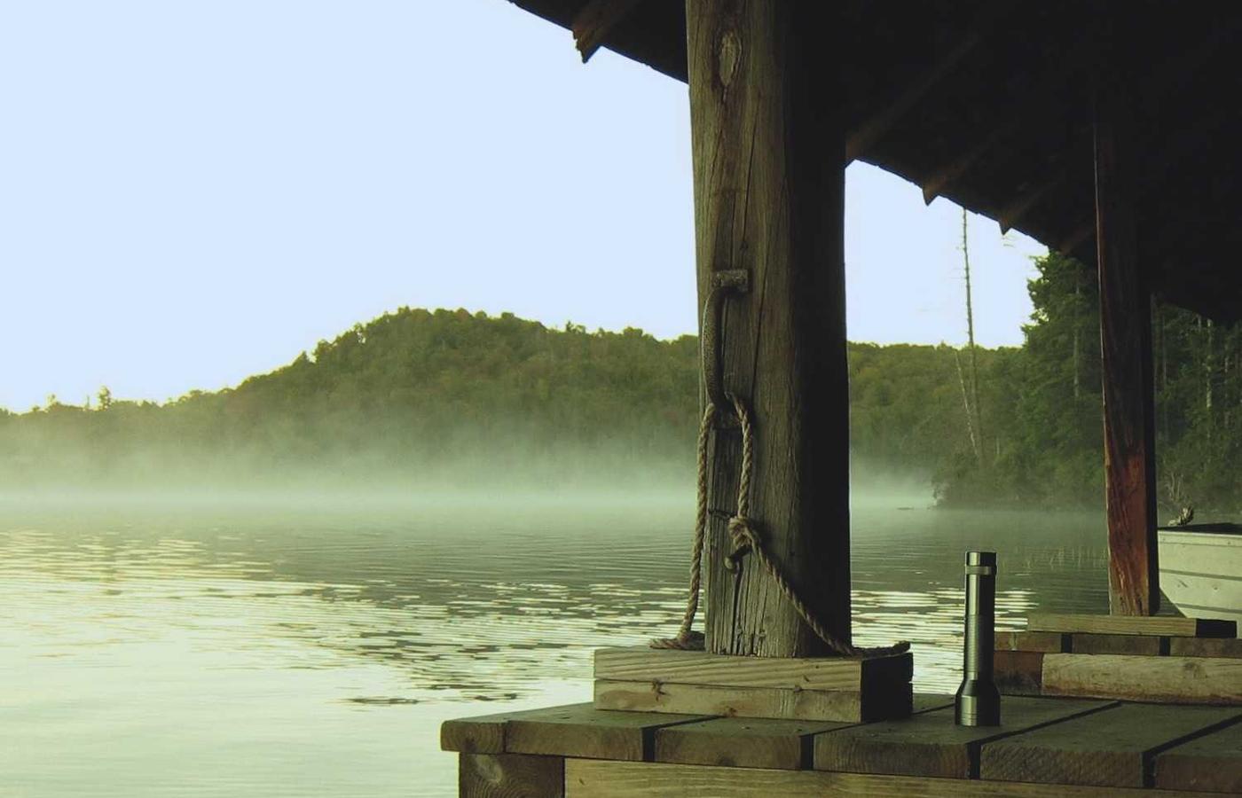 Persona meditando en la playa al amanecer, simbolizando inicio y esperanza.