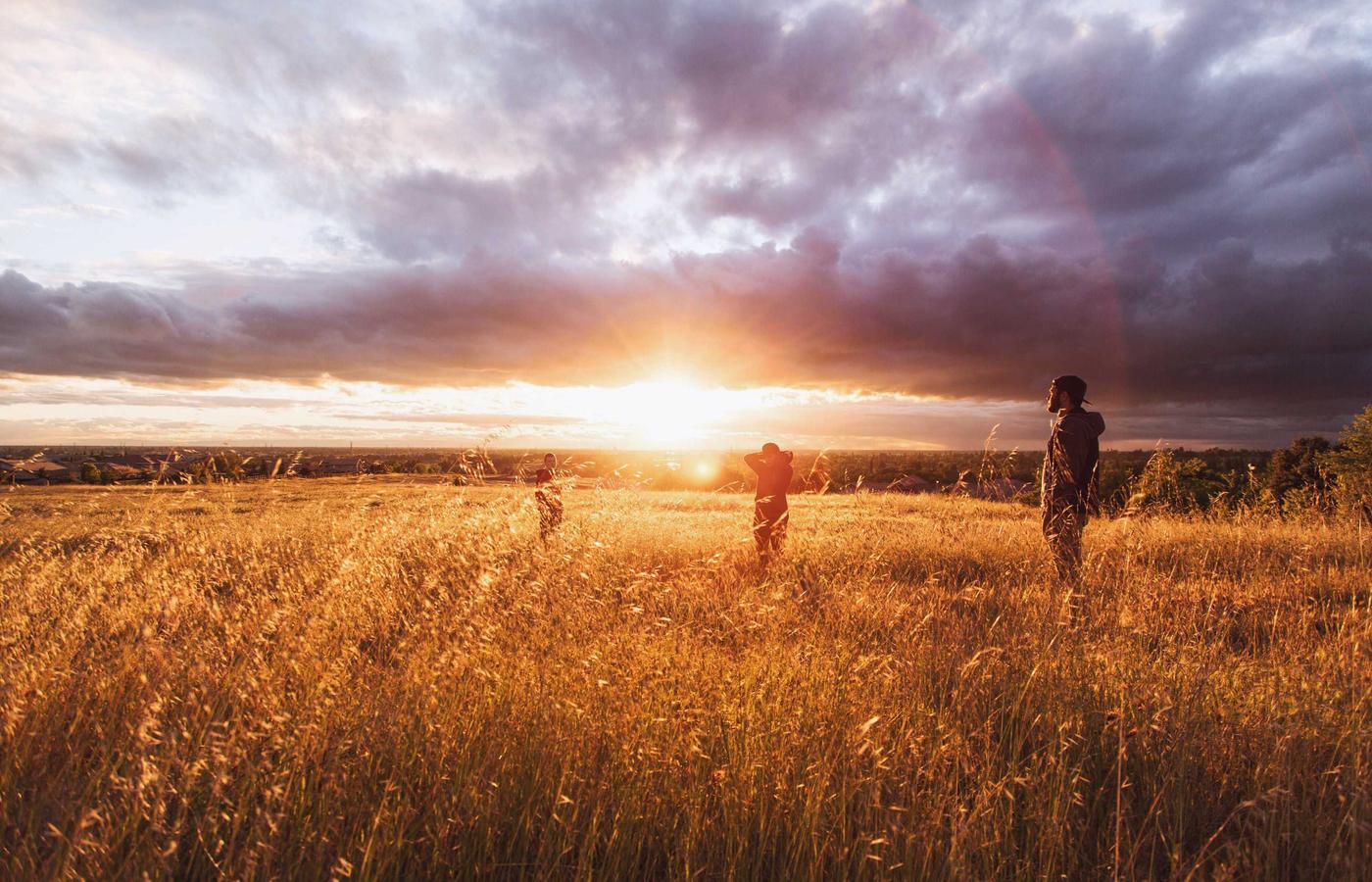 Santuario budista con incienso, velas y flores